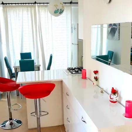 Turtle Bay Apartment *